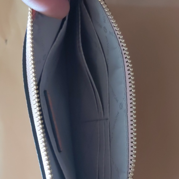 Michael Kors Large Zip Clutch Wristlet Genuine Lea - Picture 3 of 6